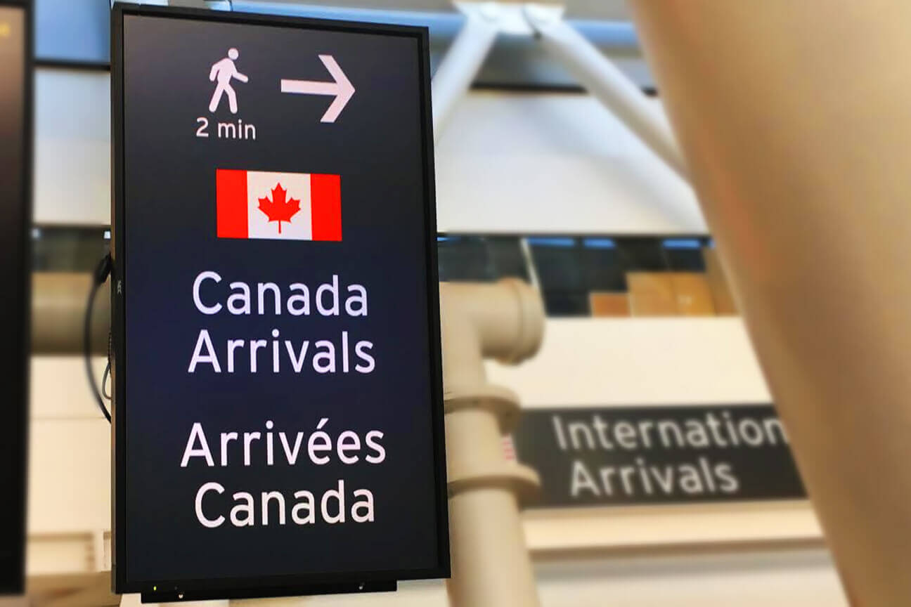 Avocat en consultation avec des clients pour leur projet d'immigration